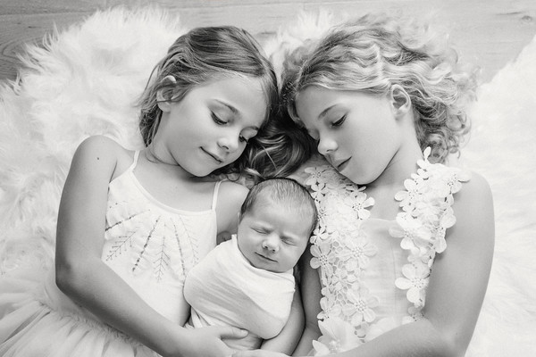 Sibling photo taken with newborn Evelyn taken by our Auckland newborn photographer 