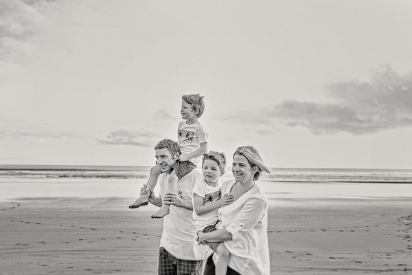 Auckland family photographer on location in Muriwai with Rebecca and Chris and family