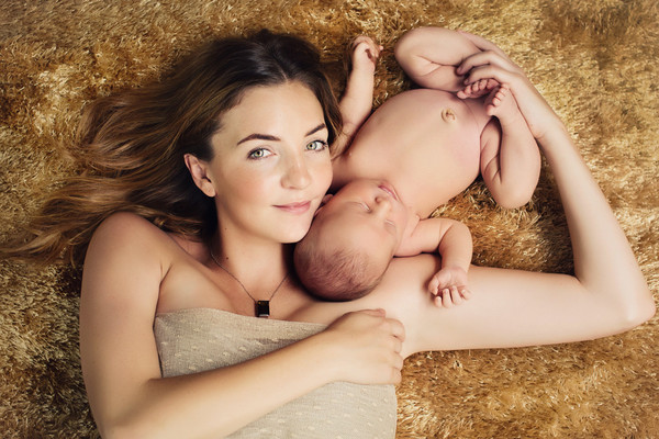 Allison and her gorgeous newborn baby, photo taken by our Auckland newborn photographer