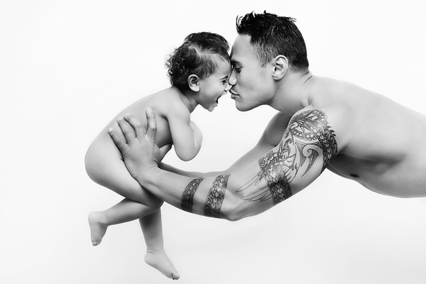 Auckland family photographer takes photo of Azyln and her daddy at their photography studio 