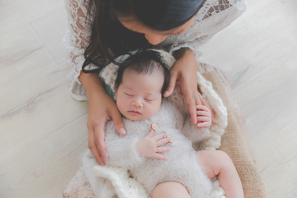 newborn photos of Amalita and kiara taken by Auckland newborn photographer 